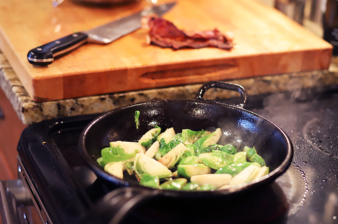 Keto Bacon Λαχανάκια Βρυξελλών σε ένα μαντεμένιο τηγάνι