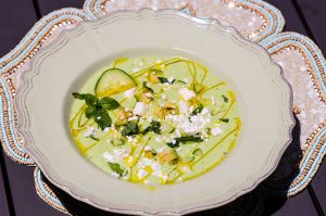 Sopa Feta de Pepino Gelada