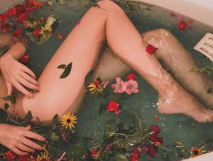 Femme au bain avec des fleurs