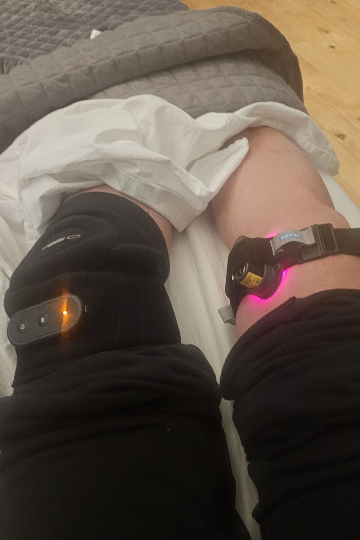 Kineon laser therapy set up across both knees during an evening session at home